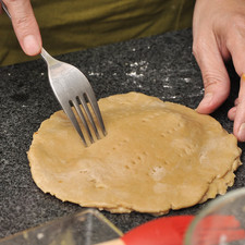 Colocar un poco de piloncillo rallado al centro de una tortilla de masa. Untar con huevo batido las orillas. Colocar otra tortilla sobre esta y presionar las orillas para que peguen con el huevo. Picar con un tenedor la parte superior para que pueda escapar el vapor. Cocer sobre una charola para galletas a 350°F (175°C) durante 15 minutos o hasta que se vean doradas.
