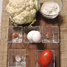 Ingredientes 2 piezas de jitomate 1 diente de ajo 1/4 pieza de cebolla blanca 1/4 cucharita de canela en polvo 1 pizca de clavo de olor en polvo 1 pieza de coliflor harina de trigo al gusto 2 piezas de huevo sal al gusto