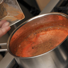Calentar aceite en una olla honda pequeña, sofreír la salsa de jitomate durante 3 minutos hasta que se torne rojo más intenso. Sazonar con sal al gusto, canela y clavo y dejar cocer 3 minutos más. Reservar.