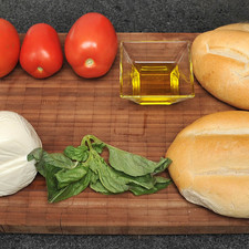 2 pan telera 100 gramos de queso mozzarella 1 jitomate guaje Aceite de oliva Albahaca fresca Sal al gusto Pimienta al gusto