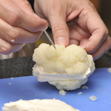 Cortar los arbolitos ya cocidos por la mitad, colocar un trozo de queso en medio de las dos mitades y volver a unir con un palillo.
