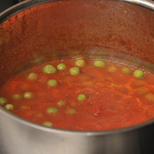 Calentar aceite en una olla honda pequeña, sofreír la salsa de jitomate durante 3 minutos hasta que se torne rojo más intenso. Sazonar con sal al gusto y agregar los chícharos ya pelados, cocer 5 minutos más hasta que los chícharos estén suaves.