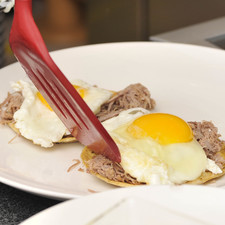 En el mismo aceite colocar los huevos a lumbre bajita, dejar que se cuezan poco a poco como huevos estrellados. Sobre cada tortilla un huevo estrellado.