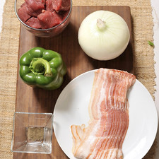Ingredientes 500 gramos de filete de res 1 pieza de cebolla blanca 1 pieza de chile morrón verde 150 gramos de tocino ahumado sal al gusto pimienta negra molida al gusto aceite vegetal al gusto
