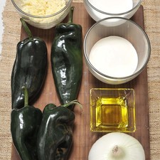4 chiles poblanos 1 cebolla Aceite de oliva ½ taza de leche ½ taza de crema 100 gramos de queso panela Sal al gusto