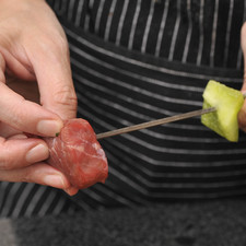 Cortar el filete en cubos de 2 cm cuadrados aproximadamente. Cortar la cebolla, el tocino y los pimientos en trozos de 2 cm cuadrados. Insertar las verduras intercalando con la carne en palitos para brocheta.