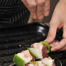 Salpimentar las brochetas.