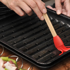 Engrasar una charola para horno con un poco de aceite y colocar sobre ella las brochetas. Hornear las brochetas a 350 °F (180° C) durante 8 a 12 minutos o hasta que esté cocida la carne.
