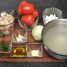 2 tazas de champiñones 5 piezas de jitomate guaje 1 cebolla blanca mediana 2 dientes de ajo 3 chiles serranos 2 ramas de epazote 6 tazas de caldo de pollo Sal al gusto Pimienta blanca al gusto ½ taza de queso fresco Aceite de oliva al gusto