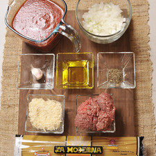 Ingredientes 200 gramos de pasta de espagueti la moderna 100 gramos de carne molida de res 1/4 pieza de cebolla blanca 1 diente de ajo 2 tazas de puré de tomate 4 cucharadas de aceite de oliva 1 cucharita de albahaca seca sal al gusto queso parmesano al gusto