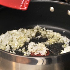 Picar finamente el ajo y la cebolla. Acitronar la cebolla y el ajo en un poco de aceite de oliva un par de minutos hasta que se torne un poco transparente. Agregar la albahaca y cocer un minuto hasta que suerte su aroma.