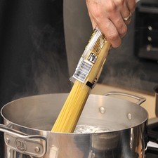 Poner agua a hervir en una olla grande honda. Agregar sal y dejar que recupere el hervor. Agregar la pasta y cocer de 7 a 11 minutos o hasta que esté al dente (suave por fuera y firme por dentro).