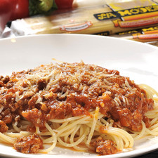 Colocar la pasta en dos platos. Cubrir cada uno con la salsa. Espolvorear con queso parmesano. Servir inmediatamente.