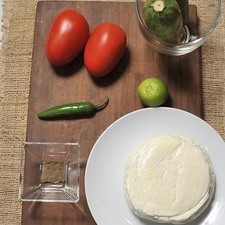2 tomate verde 1 chile serrano ½ limón 500 gramos de Queso panela 2 jitomate guaje 2 calabacitas Sal al gusto Pimienta al gusto Aceite de oliva la gusto