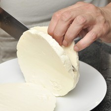Cortar el queso en rebanadas de medio centímetro.