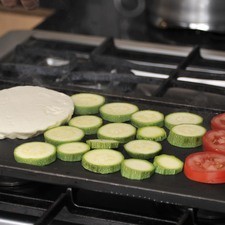 Poner a asar sobre una sartén o parrilla con un poco de aceite de oliva el queso cortado en rebanadas de medio centímetro, las calabacitas y el jitomate, sazonara con sal y pimienta, cocer de un lado unos minutos, voltear y cocer por el otro.