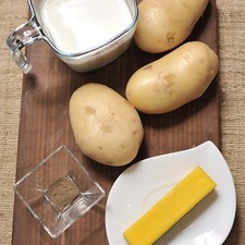 3 papas 1 barra de mantequilla (90 gramos) 2 tazas de leche Sal al gusto Pimienta al gusto