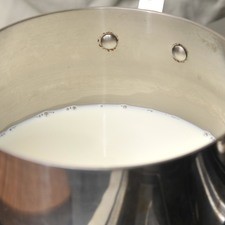 Agregar la grenetina poco a poco en forma de lluvia sobre media taza de agua fría. Mezclar levemente y dejar que se hidrate durante 5 minutos. Poner a calentar a baño María dentro de una olla con agua hasta que se disuelva. Retirar del fuego y reservar. Calentar la leche a fuego bajo en una olla honda. Rs