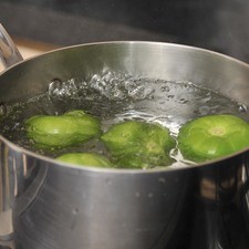 Poner a hervir agua en una olla honda. Cuando suelte el hervor. Meter los tomate durante 30 segundos, sacarlos.