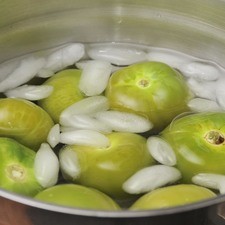 Meter los tomates en una tazón con agua y hielo.