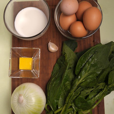 1 manojo de espinacas 1 cebolla ½ de taza de yogur 2 cucharadas de mantequilla 1 diente de ajo 6 huevos Sal Pimienta