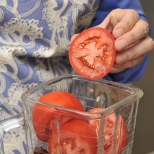 Cortar la cebolla en rodajas. Moler los jitomates, los chipotles y el ajo en la licuadora y reservar.