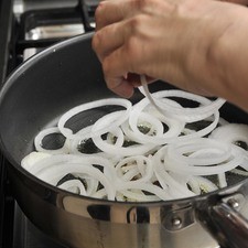 Sofreír las rajas de cebolla hasta que se tornen transparentes.