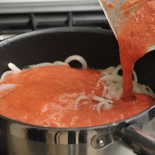 Agregar la salsa y sofreír durante 5 minutos.