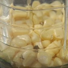1- Desgranar los elotes y colocar en una licuadora con una parte de la leche.