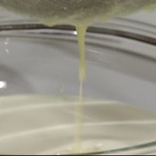 3- Colar con un tamiz para adquirir el líquido con todo el almidón del elote.