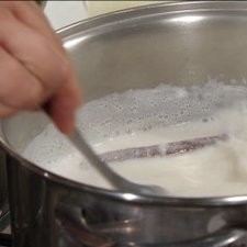 4- Hervir el resto de la leche con canela y un poco de azúcar. Agregar la leche condensada y continuar con la cocción. Integrar los elotes colados y hervir hasta que espese.