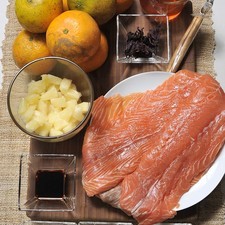 Ingredientes: Sal 10 piezas de Mandarina Pimienta negra molida 1 trozo de Canela 10 piezas de Flor de jamaica 1 pieza de Anís estrella 1 trozo de Jengibre 1 cucharada de Salsa de soya 1/2 taza de Miel de abeja 4 rodajas de Piña en almíbar 4 piezas de Filete de salmón