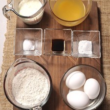 4 piezas de huevos 3/4 de taza de jugo de naranja 1 ½ cucharaditas de extracto de vainilla ½ taza de nata ½ taza de azúcar morena 1 ½ tazas de harina de trigo 2 cucharitas de polvo para hornear ½ cucharita de sal 1 trozo de mantequilla Palillo de dientes