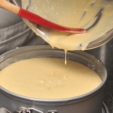 Colocar la mezcla dentro del molde engrasado y enharinado. Hornear en horno pre calentado a 350°F (175°C) durante aproximadamente 30 minutos. Hasta que el pastel se vea dorado de arriba y un palillo de madera insertado a centro salga limpio.