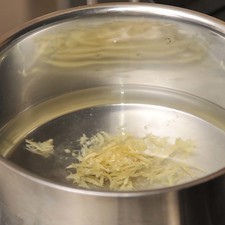 Rallar un trozo de jengibre de 5 cm con un rallador. Ponerlo a hervir durante 5 minutos en cuatro tazas de agua. Apagar el fuego y dejar enfriar por completo.
