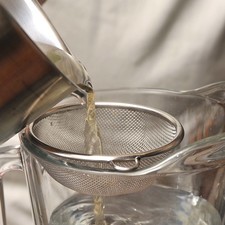 Apagar el fuego y dejar enfriar por completo. Colar hacia una jarra.