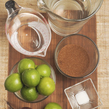 2 tazas de agua 3/4 de taza de azúcar morena 1 cáscara de limón 1 clavo de olor ½ cucharada de sal 10 limones 1 betabel 8 hojas de menta 3 tazas de agua (puede ser agua mineral carbonatada) Gajos de limón al gusto 2 ramitas de menta