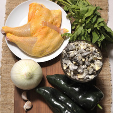 Ingredientes: 250 gr de cuitlacoche 2 pierna con muslo de pollo ½ cebolla 2 dientes de ajo 2 chiles poblano 1 ramita de epazote Sal al gusto Pimienta negra molida al gusto Bolsa de plástico