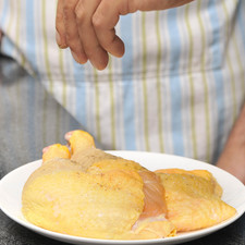Picar el diente de ajo y la cebolla. Salpimentar las piezas de pollo.