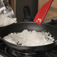 En una sartén con aceite sofreír la cebolla y el ajo durante unos 5 minutos hasta que la cebolla se vea un poco dorada.