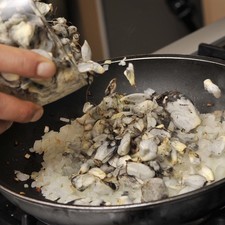 Agregar el cuitlacoche y continuar cociendo 5 minutos.