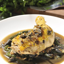Servir el pollo bañado con la salsa de cuitlacoche.