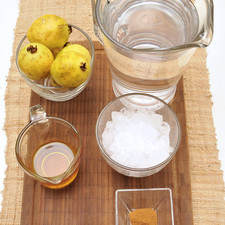 1 ½ litros de agua, 6 guayabas 1 cucharadita de canela en polvo ¼ taza de miel de agave Hielos al gusto