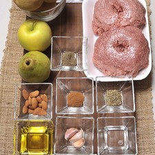 Ingredientes relleno: 500 gr carne molida de cerdo 3 jitomates guajes ½ cebolla 3 dientes de ajo 1 manzanas amarillas 4 duraznos 1 peras 50 gr. de pasas 50 gr. almendras, picadas 2 cucharadas de perejil, picado 2 cucharadas de jerez seco ¼ taza aceite de oliva 1 ½ cucharadita de orégano 1 ½ cucharadita de tomillo 1 ½ cucharadita de canela, en polvo 1 ½ cucharadita de clavo de olor, en polvo 1 ½ cucharadita de nuez moscada, en polvo 1 ½ cucharadita de sal 1 ½ cucharadita de pimienta negra molida Hielo 9 cerezas frescas´ Bolsa de plástico