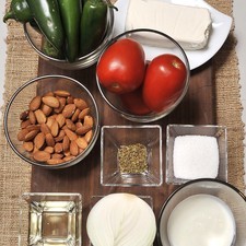 Ingredientes nogada: ½ taza de yogur 96 almendras (1.5 tazas almendras) ½ taza de jerez ¼ taza azúcar blanca 190 gr queso crema Ingredientes Chiles: 18 chiles jalapeños Sal de mar 2 cucharadas de vinagre blanco