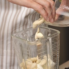 Para preparar la nogada, poner a remojar una y media tazas de almendra durante toda la noche. Por la mañana, escurrir y retirar la cáscara. Moler en la licuadora junto con la media taza de yogur, un cuarto de taza de jerez, un cuarto de taza de azúcar y el queso crema. Reservar en el refrigerador bien tapada.
