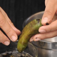 Pelarlos con la mano y remojarla en agua para retirar la cáscara sin meter el chile para que no pierda sabor. Hacer un corte por un lado de cada chile con un cuchillo para retirar las semillas y las venas. Si se desea que no piquen, remojarlos media hora en agua con dos cucharadas de vinagre blanco.
