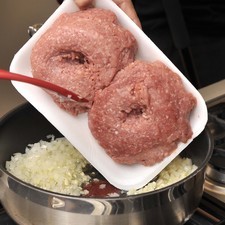 Para preparar el relleno, lo primero es picar todos los ingredientes (excepto los chiles y los jitomates) lo más finamente posible, las peras, las manzanas y los duraznos se pelan antes de picarse. Poner agua a hervir. Hacer un corte superficial en forma de cruz en la base de cada jitomate, que corte solo la cáscara, esto facilitará el pelarlos después. Agregar los jitomates al agua hirviendo y sumergir durante 30 segundos. Pasarlos a un tazón con agua y hielo, dejarlos remojar un minuto, retirarles la cáscara con la mano y picar en cubos muy pequeños. Picar muy finamente la cebolla y acitronarla en un poco de aceite de oliva, dentro de una sartén hasta que se torne transparente. Añadir el ajo picado y la carne molida.
