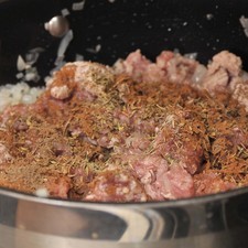 Sazonar con orégano, tomillo, canela, clavo de olor, nuez moscada, sal y pimienta y cocer durante 10 minutos meneando frecuentemente hasta que ya no esté roja y se consuma el jugo.