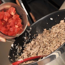 Agregar los jitomates picados y dejar cociendo durante 5 minutos hasta que se torne rojo más intenso.